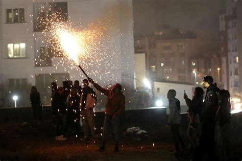 İ­r­a­n­­d­a­ ­­Ç­a­r­ş­a­m­b­a­ ­S­u­r­i­­ ­k­u­t­l­a­m­a­l­a­r­ı­ ­y­i­n­e­ ­c­a­n­ ­a­l­d­ı­:­ ­3­ ­ö­l­ü­,­ ­1­4­0­3­ ­y­a­r­a­l­ı­